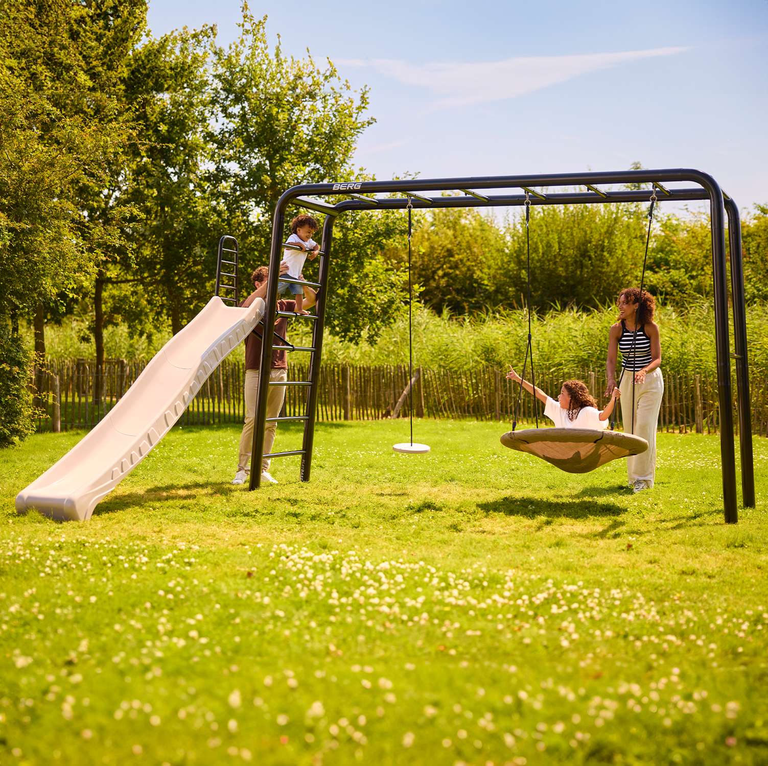 BERG PlayBase 3-in-1 Klettergerüst Large mit Reckstange und Leiter inkl. Babysitz und Nestschaukel BERG PlayBase 3-in-1 Klettergerüst Large mit Reckstange und Leiter inkl. Babysitz und Nestschaukel